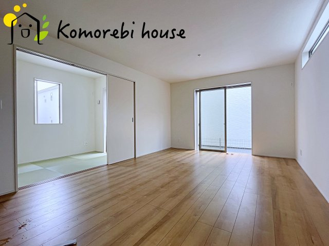 桶川市加納6期　新築一戸建て　グラファーレ　03の居間・リビング|縦に広がるLDKは、空間を効率的に使える設計。キッチンからリビング、ダイニングまで家族の気配を感じられます。