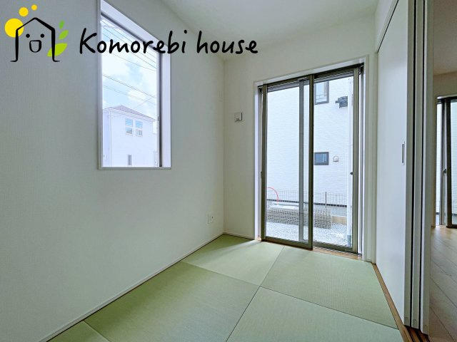 桶川市加納6期　新築一戸建て　グラファーレ　03の和室|琉球畳の落ち着いた風合いが心を整える和室。洗濯物を畳んだり、昼寝したり、日常の“ほっと一息”を支えてくれる空間です。