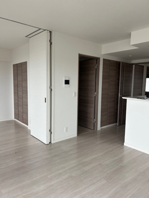 【居間・リビング】 | プレミスト本千葉ステーションフロント | 角部屋の為明るいリビング