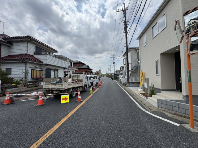 三郷市早稲田３丁目新築戸建【丹後小学校：6分】の前面道路含む現地写真|東側前面道路・幅員約8ｍ