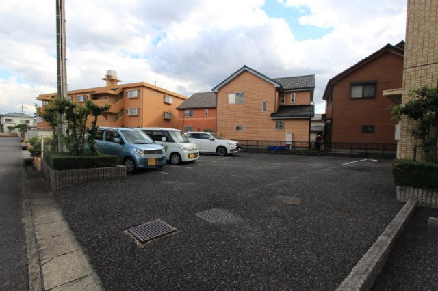 メゾンユーラップの駐車場