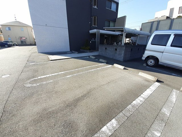 サンリット・レジデンスの駐車場