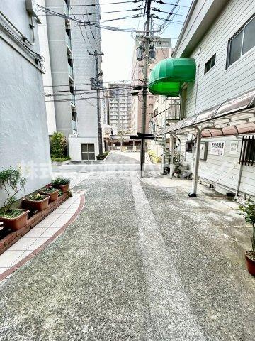 三功ビルのエントランス