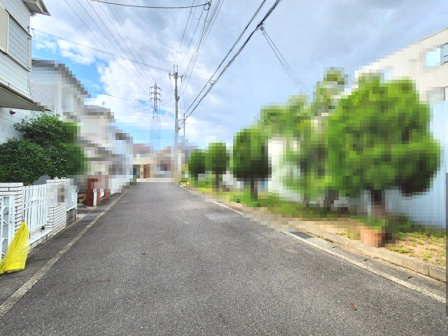 【成約済】向日市上植野町菱田の前面道路含む現地写真|家族でのお食事にぴったりなお店が周辺に揃っています♪