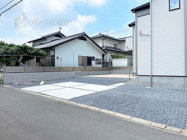 水戸市河和田町11期　新築戸建て　1号棟の駐車場|カースペースは3台完備。ゲスト用のスペースも確保できますね♪