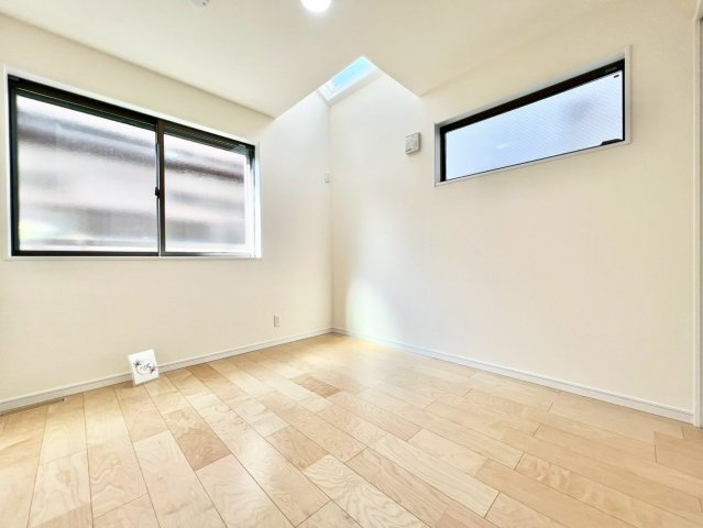 中野区上鷺宮５丁目　戸建の洋室|白を基調とした室内は、明るい空間を造り出すだけでなく、清潔感をもたらしてくれます。

現地ご見学希望・資料請求などお気軽にお問い合わせ下さい！
03-5990-5201