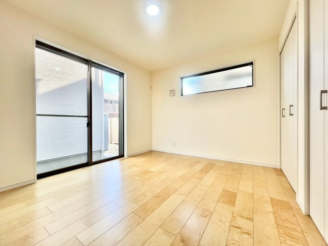 中野区上鷺宮５丁目　戸建の洋室|大きな窓からたっぷりと陽光が注がれる明るい居室。一日の疲れを癒し、時を忘れて過ごせる空間です！

現地ご見学希望・資料請求などお気軽にお問い合わせ下さい！
03-5990-5201