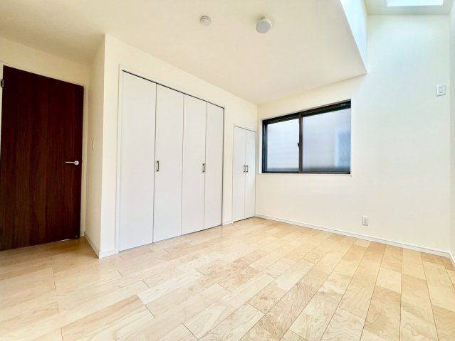 中野区上鷺宮５丁目　戸建の洋室|四季に応じて衣類などをしまう事ができる、大型収納あり！

現地ご見学希望・資料請求などお気軽にお問い合わせ下さい！
03-5990-5201