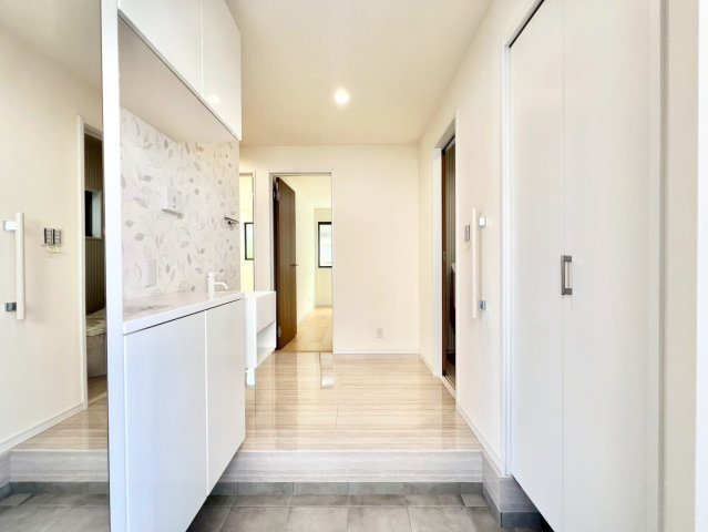 中野区上鷺宮５丁目　戸建の玄関|お出かけ前の身だしなみチェックに役立つ鏡と収納完備の玄関です。

現地ご見学希望・資料請求などお気軽にお問い合わせ下さい！
03-5990-5201