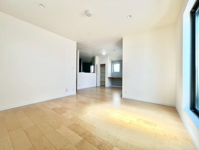 中野区上鷺宮５丁目　戸建の居間・リビング|オシャレなLDKは18.2帖あるため、ご家族でゆったりと寛ぐことが出来ます！床暖房付き。

現地ご見学希望・資料請求などお気軽にお問い合わせ下さい！
03-5990-5201