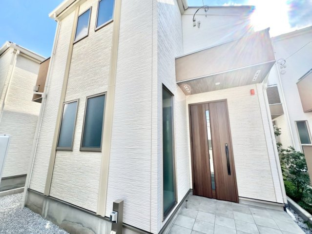 中野区上鷺宮５丁目　戸建の外観|オシャレな外観が特徴の未入居戸建

現地ご見学希望・資料請求などお気軽にお問い合わせ下さい！
03-5990-5201