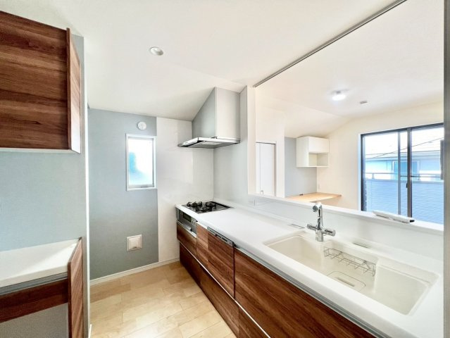 中野区上鷺宮５丁目　戸建のキッチン|清潔感のあるキッチンです。使い勝手の良いキッチンで効率よくお料理ができます！

現地ご見学希望・資料請求などお気軽にお問い合わせ下さい！
03-5990-5201