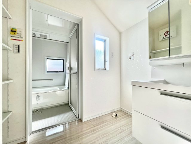 中野区上鷺宮５丁目　戸建の独立洗面台|清潔感があり収納も豊富な洗面化粧台は、毎朝の準備に役立ちます。

現地ご見学希望・資料請求などお気軽にお問い合わせ下さい！
03-5990-5201