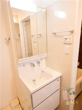 ＩＮＩＴＩＡ　ＫＵＷＡＤＡＣＨＯの洗面所|洗面