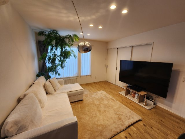 八軒10条西12丁目の居間・リビング|南西向きで陽当たり良好なリビング◎エアコン付きで季節を問わず快適にお過ごし頂けます！