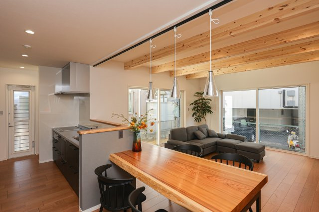 COLORSグリーンヒル　大津市青山4丁目　限定1区画のその他|～施工事例～天然木のダイニング+カウンター一体型テーブル♪