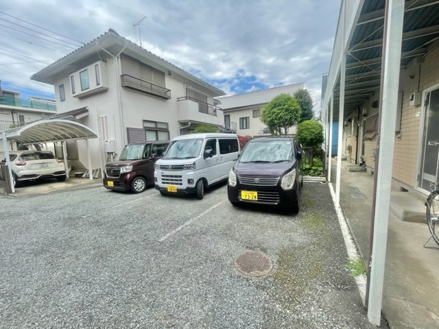ピースファルハイツの駐車場