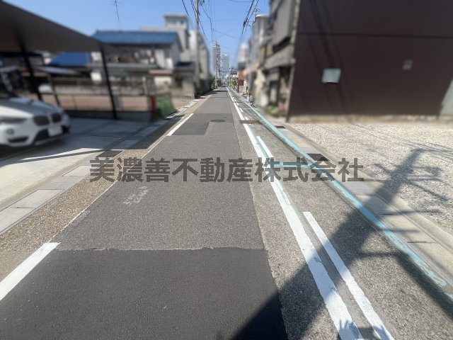 ６５２９１　岐阜市加納青藤町土地の前面道路含む現地写真