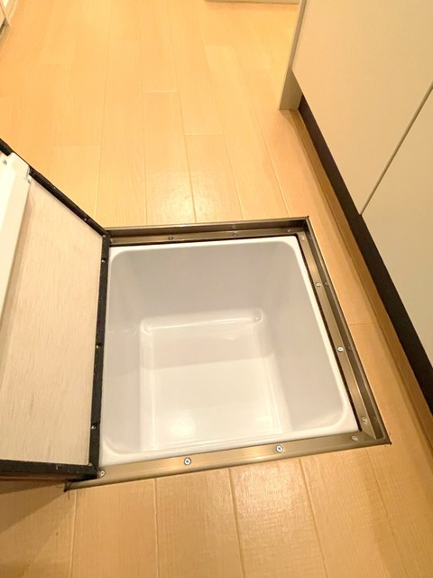 ウィステリアの内装|★保存食などに！床下収納★