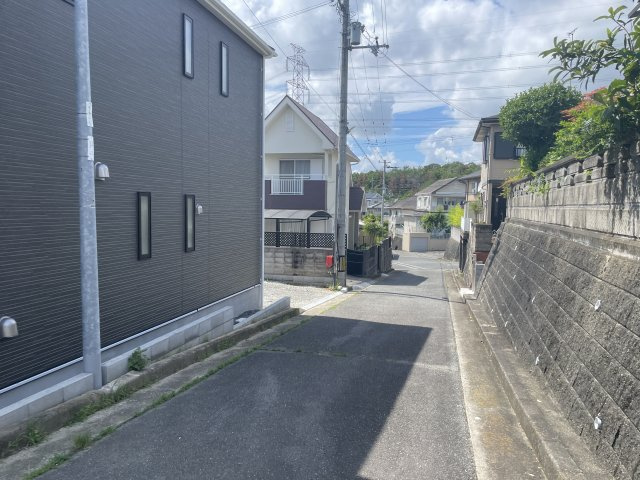小野市育ヶ丘町第8　2号棟の前面道路含む現地写真