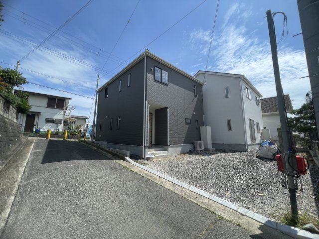 小野市育ヶ丘町第8　2号棟の前面道路含む現地写真