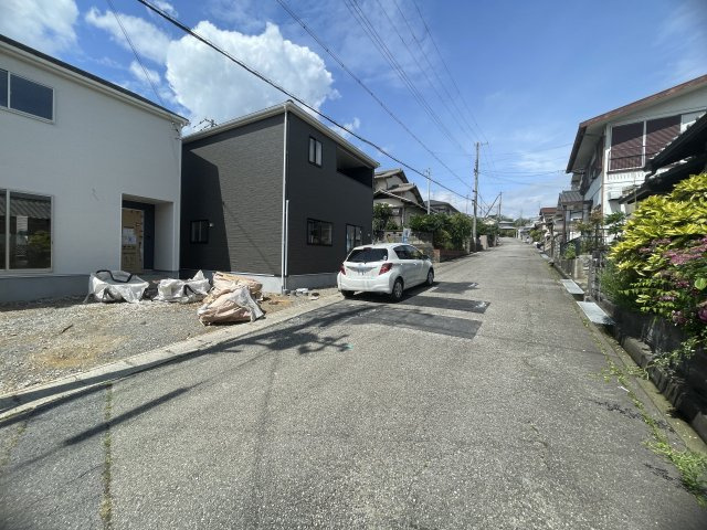 小野市育ヶ丘町第8　2号棟の前面道路含む現地写真