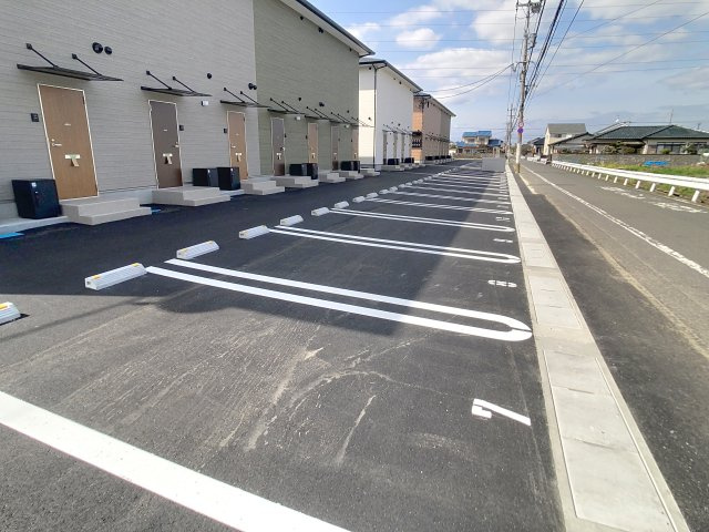 直方市大字感田のアパートの駐車場