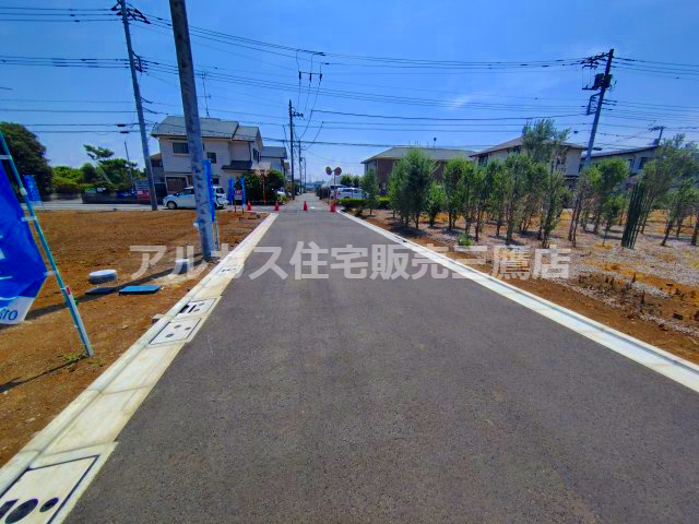 三鷹市新川２丁目 京王井の頭線 三鷹台駅 売地の前面道路含む現地写真