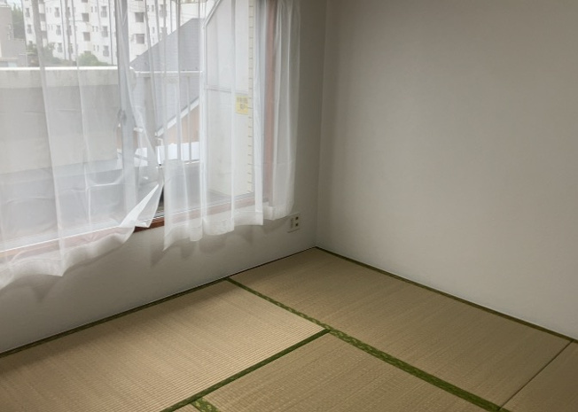 【寝室】 | クリオ橋本ホームズ | 寝室でゆっくりと過ごすためにはベッド周りの適度な空間を担保することや窓の位置、照明の明るさ、寝室の広さなどを考える必要があります。自身や家族の構成とライフスタイルに併せて寝室にする部屋を選びましょう！