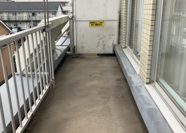 【バルコニー】 | クリオ橋本ホームズ | バルコニーは、室外の専用スペースのうち、「屋根がなく開放された空間」であるものを指します。ベランダより広いタイプのものが多く、日当たりもよいため家庭菜園などを楽しみたい人にとって適した環境となります。