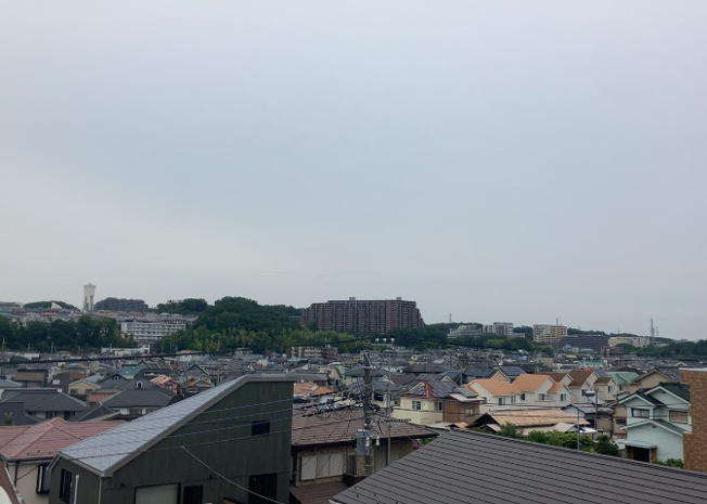 【展望】 | クリオ橋本ホームズ | 眺望の良さを楽しめるダイニングキッチンで家族団らんの時間を過ごしてはいかがでしょうか。バルコニーから見える景色を家族で眺める時間は、時間が経つのを忘れてしまいそうですね。是非、現地を見に行きましょう！