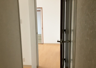 【玄関】 | クリオ橋本ホームズ | 玄関は家の顔でもあり、家族以外の目にも止まる場所です。玄関は外との間を仕切る扉、靴などをしまっておく収納スペース、靴脱ぎのたたきスペース、来客とのやり取りをするドアホンなど複数のアイテムからなります。