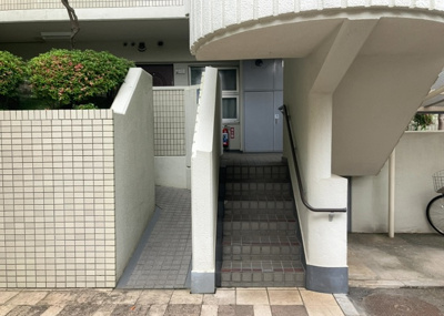 【エントランス】 | クリオ橋本ホームズ | マンションのエントランスには、もともと風よけや防犯の役割がありますが、マンションによって宅配ボックスなどの設備が備わっている所もあります。日々の生活をイメージしながら生活しやすさをチェックしましょう。