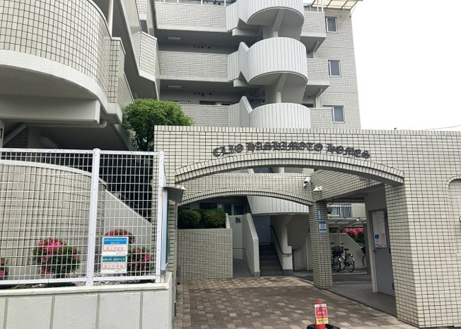 【現況写真】 | クリオ橋本ホームズ | 外観はマンション管理がされているかの目安になります。築年数が古いと、壁面は劣化してひび割れが生じることも！建物が古びていても細かいところが修繕されていると、きちんと管理されているなぁと感じるでしょう。