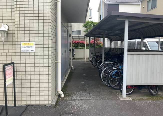 【駐車場】 | クリオ橋本ホームズ | 車一台あたりに必要なスペースは、標準サイズの普通自動車で横幅2m50cm、長さ5mは必要になります。ただし、乗降のことも考慮して横幅3m30cm、長さ5m50cmほどは確保できるところを選びましょう。
