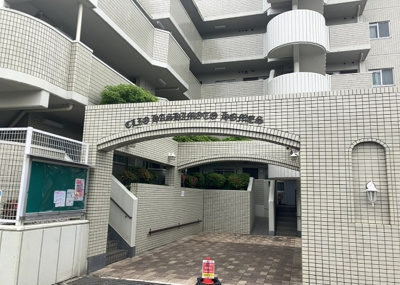 【中庭】 | クリオ橋本ホームズ | 中庭（パティオ）とは、一つの建築物の内部に設けられた、壁などで囲われている庭のことを指します。コの字型、ロの字型が主流ですが、L字型の中庭もあります。最近では、インテリア性の高さからも人気があります。