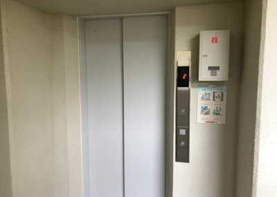 【設備】 | クリオ橋本ホームズ | 共有部分は、住民なら誰もが使える設備のこと。例えば駐車場やエレベーター、インターネット設備、セキュリティ設備などがあります。他にも、マンションの廊下・外部階段やエントランス・ゴミ置き場などがあります。