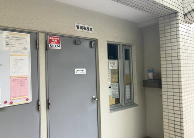 【受付】 | クリオ橋本ホームズ | 受付はマンションコンシェルジュがいる場合もあれば、管理人が滞在する小部屋を総称して呼ぶことがあります。主にエントランスに設置されていることから、防犯面でも期待ができます。防犯設備がない場合はより安心！