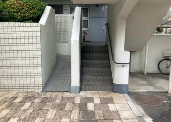 【ロビー】 | クリオ橋本ホームズ | ラウンジは、マンションの共用スペースに椅子やテーブルなどを配置した利用者が寛げる空間です。屋内型ラウンジと屋外型ラウンジがあります。共用部分の管理状況と合わせて、詳細については現地でご確認ください。