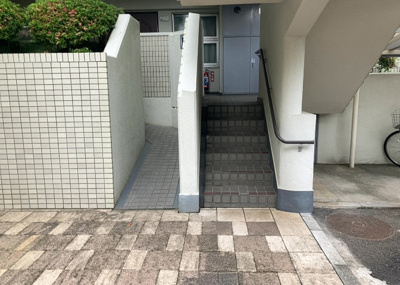 【ロビー】 | クリオ橋本ホームズ | ロビーというと、エントランスと何がちがうの？と思いますよね。実はロビーとエントランスには明確な決まりはありません。物件によっては、エントランスを入って広がるある程度の広さのある空間がロビーとなります。