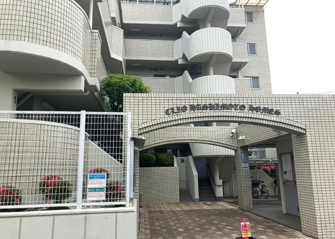【構造・工法・仕様】 | クリオ橋本ホームズ | ＲＣ造、Reinforced Concreteは直訳すると補強されたコンクリートです。主に柱や梁・床・壁が鉄筋とコンクリートで構成おり、鉄筋を組んだ型枠にコンクリートを流し込んで固めたものを指します。