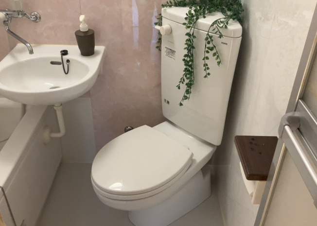 【トイレ】 | クリオ橋本ホームズ | トイレは大きさや形、機能、抗菌性などが異なる多種多彩なタイプが各メーカーから出ています。それぞれに良さがあるため、事前にどういったタイプのトイレがいいのかをご家庭内で決めて、内見に行くといいでしょう。