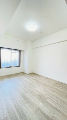 シャンテ川西1号棟の寝室|洋室