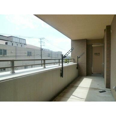 コアマンションフェスティオ久留米のバルコニー|外からの目が気にならないバルコニーで洗濯物が干せます