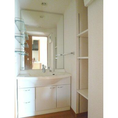 コアマンションフェスティオ久留米の洗面所|明るい洗面所です