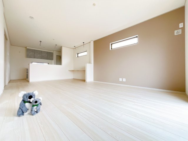 【居間・リビング】 | 沼田市桜町　新築住宅 | 気がづけば家族が集まって楽しい会話と食事が始まる。皆で笑って過ごす幸せ溢れるリビング。