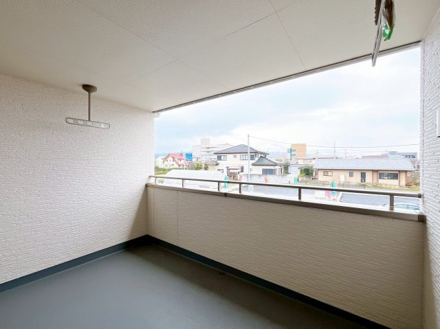 【バルコニー】 | 沼田市桜町　新築住宅 | お日さまがほほえむバルコニー。気持ち良い風と青く広がる空。思わず深呼吸したくなる。