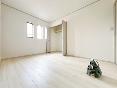 【洋室】 | 沼田市桜町　新築住宅 | 窓からそそがれる暖かみのある明るい空間。広々としたプライベート空間で自分の時間を楽しめます。フローリング仕様で普段のお掃除も楽々です。