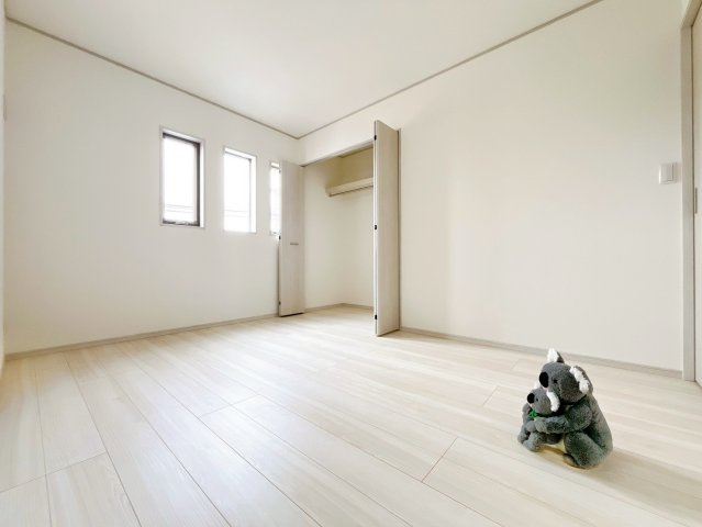 【洋室】 | 沼田市桜町　新築住宅 | 窓からそそがれる暖かみのある明るい空間。広々としたプライベート空間で自分の時間を楽しめます。フローリング仕様で普段のお掃除も楽々です。