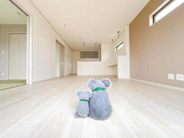 【居間・リビング】 | 沼田市桜町　新築住宅 | ≪LDK≫
リビング・ダイニングは白を基調としたシンプルな空間。
雑貨やこだわりの家具など、レイアウトも自由に楽しめます！
